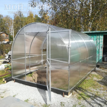 Теплица Трубная 2,5х4 метра с поликарбонатом | Мой-Дом27 | Каркас изготовлен из оцинкованной замкнутой трубы 20*20 мм.<br>
 <b>Ширина - 2,5 метра.</b> Высота - 2,15 метра. Длина - 4 метра.<br>
 Выдерживаемая снеговая нагрузка - 100 кг/м2. Выдерживаемая ветровая нагрузка - до 22 м/с. <br>
 Расстояние между дугами 1 метр. <b>Толщина металла дуг 1,2 мм.</b> Ширина двери 0,96 метра.<br>